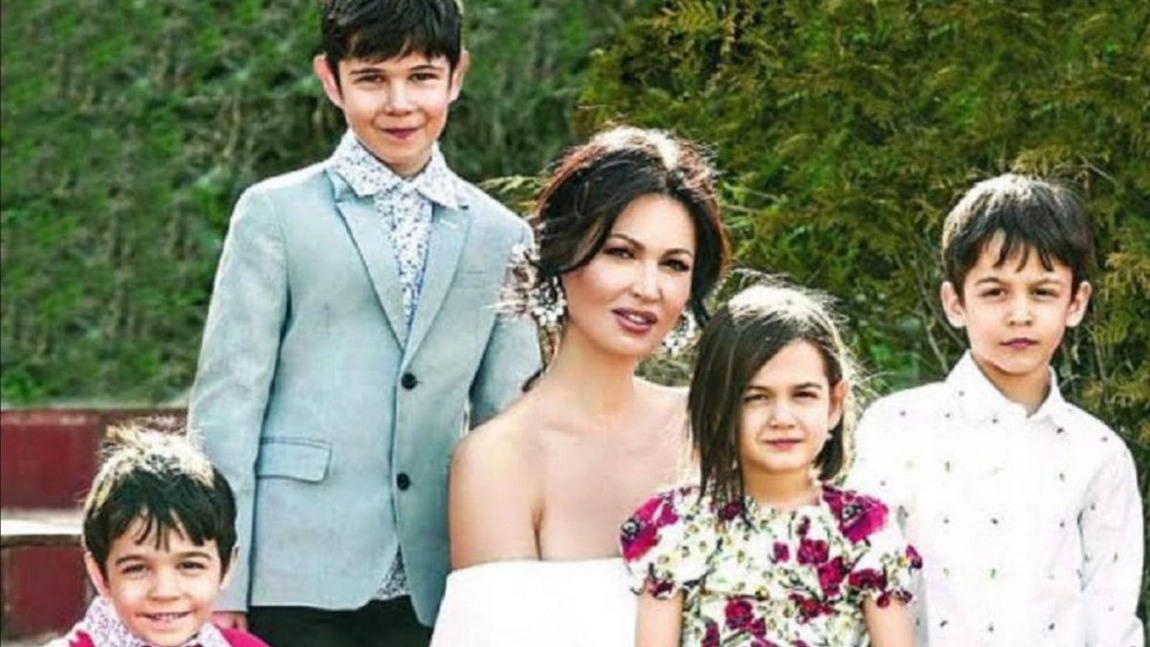 Nicoleta Luciu și cei patru copii, vacanță în Croația. Bruneta este la vârsta maturității depline