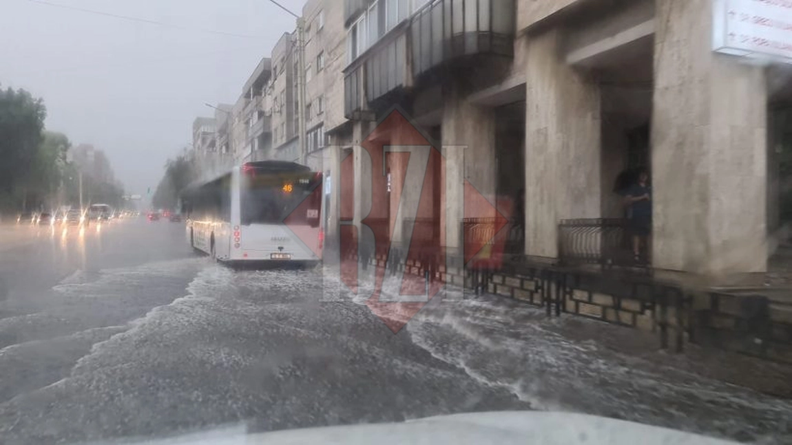 Ploaia a pus stăpânire pe municipiul Iași! Străzile sunt în pericol de a fi inundate - FOTO/ VIDEO