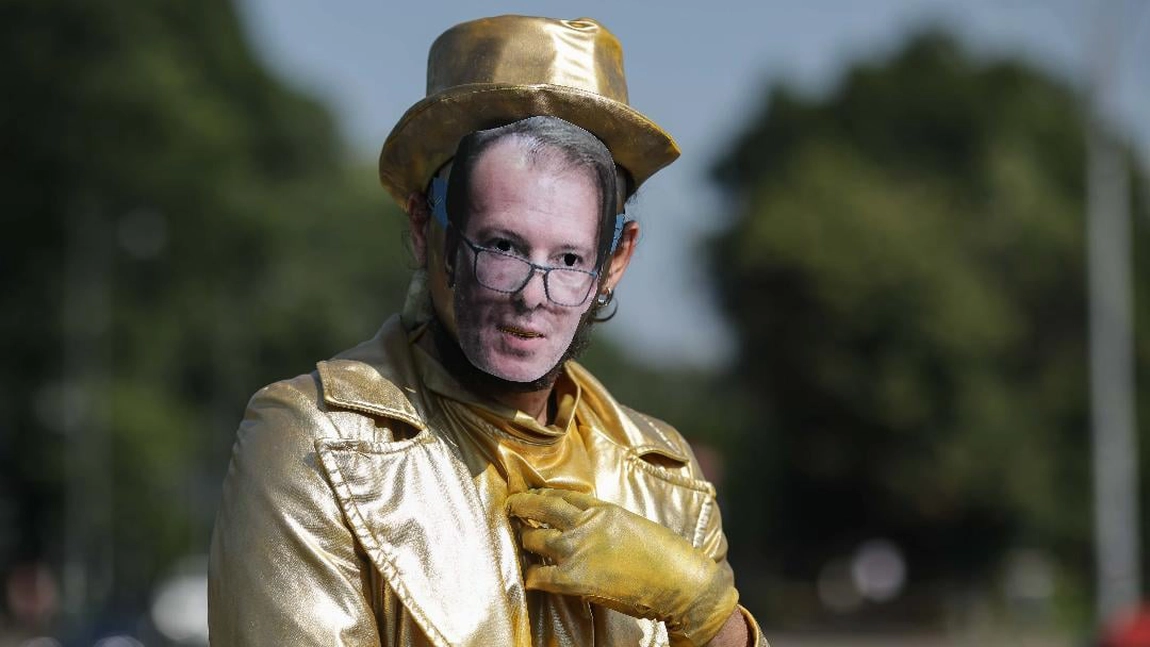 Statuia lui Florin Cîțu a fost dezvelită în Piaţa Victoriei din București! Totul are legătură cu protestele de la Roşia Montană - GALERIE FOTO