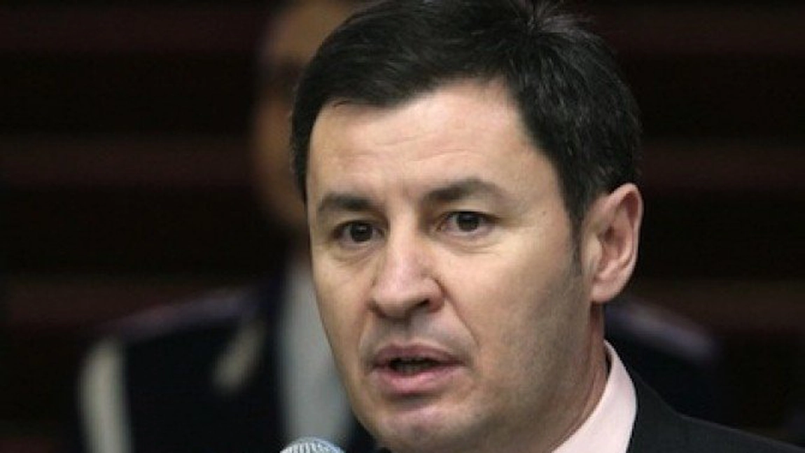 Traian Igaș, fostul ministru de Interne, are legături cu doi dintre cei pentru care procurorii cer arestarea în dosarul privind contrabanda de țigări de la Arad