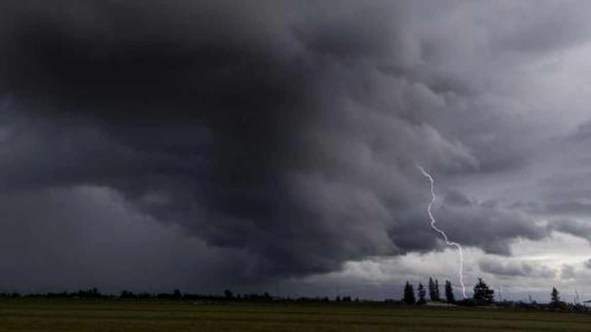 Cod portocaliu de ploi în Iași și alte zeci de județe! Iată ce spun meteorologii