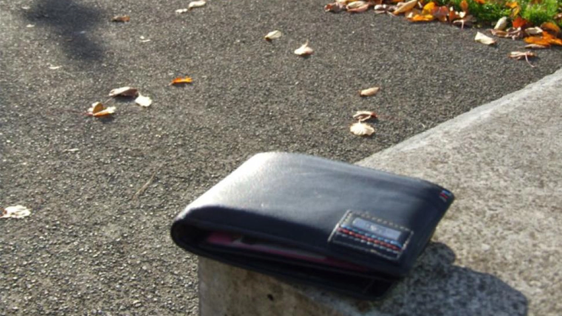 O femeie din Iași a găsit un portofel plin de bani dar nu s-a bucurat de ei şi s-a dus la poliție