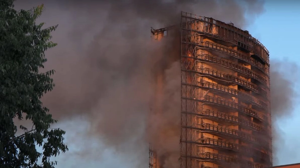 Incendiu masiv în Italia. Un bloc de 20 de etaje a ars ca o torță în Milano - VIDEO