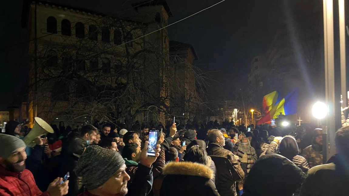Protest în Piața Victoriei. Cetățenii sunt nemulțumiți de introducerea certificatului verde pentru accesul la anumite evenimente