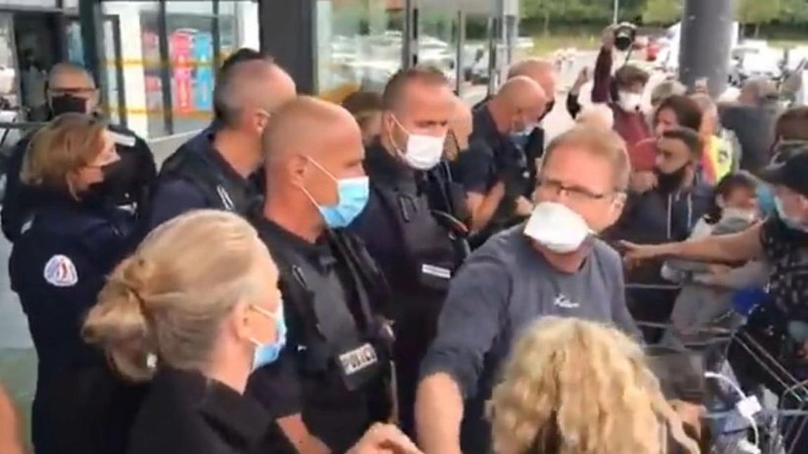 Mai multe persoane au protestat în Franța în fața unor supermarketuri. Aceștia nu au fost lăsați să intre deoarece nu erau vaccinați: 