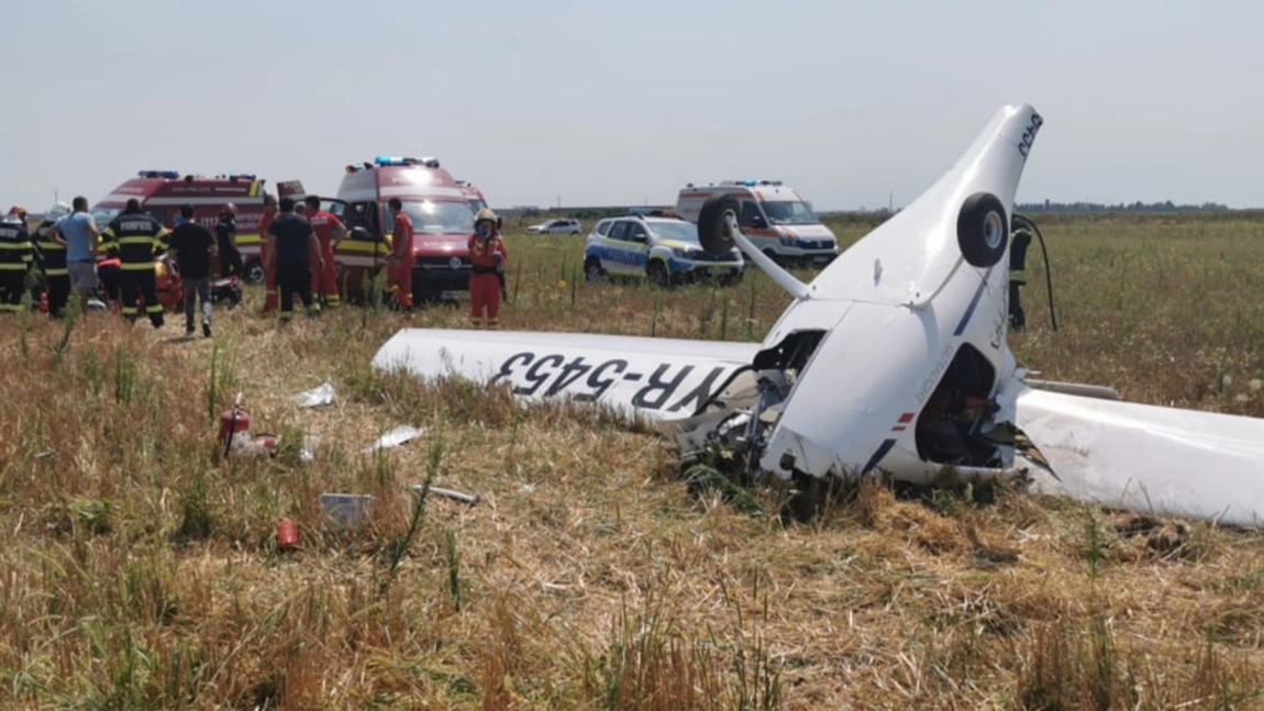 Avion de mici dimensiuni, căzut lângă Capitală. Cele două persoane aflate la bord sunt conștiente