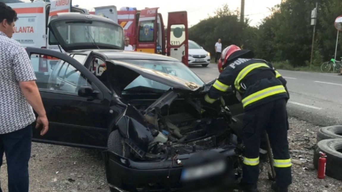 Accident cu trei victime în Neamț! Un Touareg a făcut praf un Golf