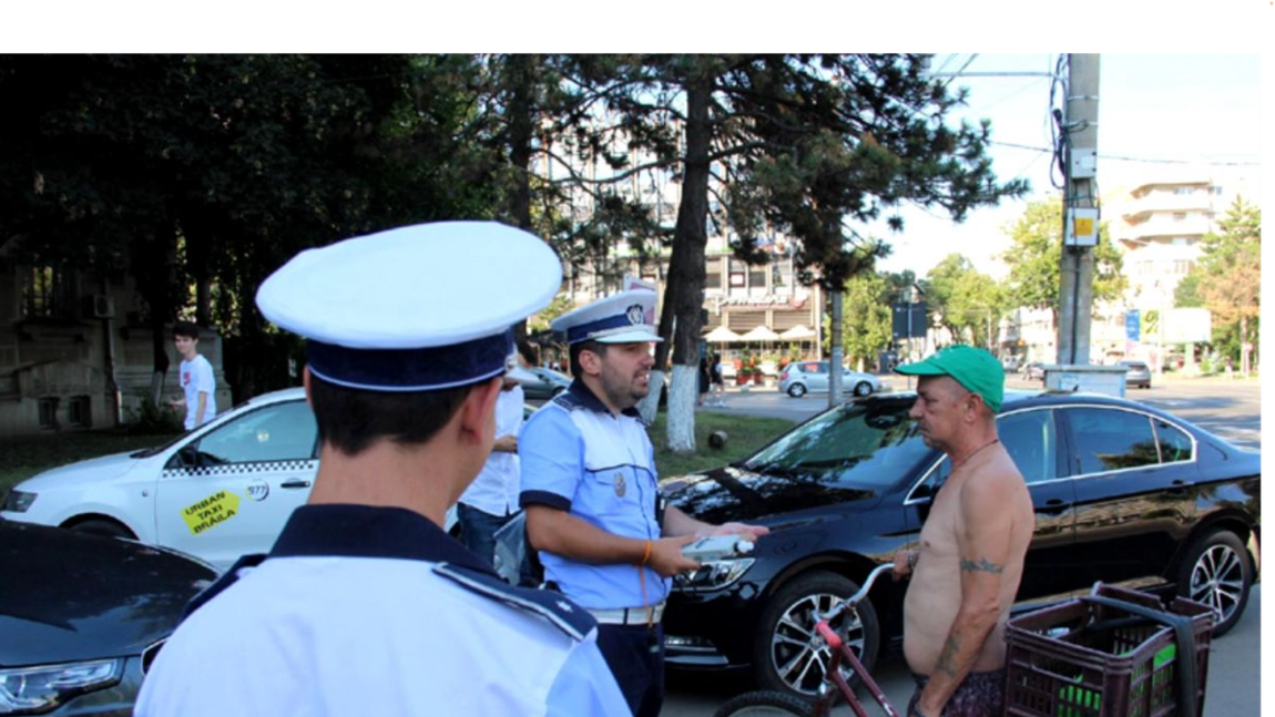 Biciclist aproape de comă alcoolică prins de poliţişti în timp ce făcea slalom printre maşini în Brăila