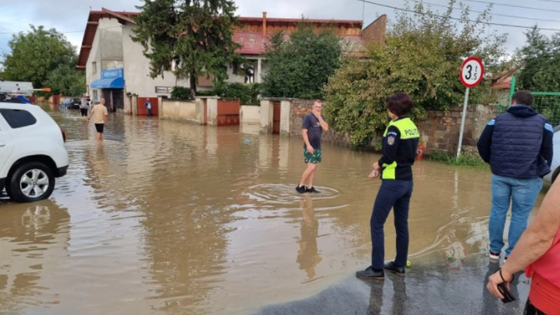 Ploile au inundat străzi și zeci de gospodării în județul Brașov