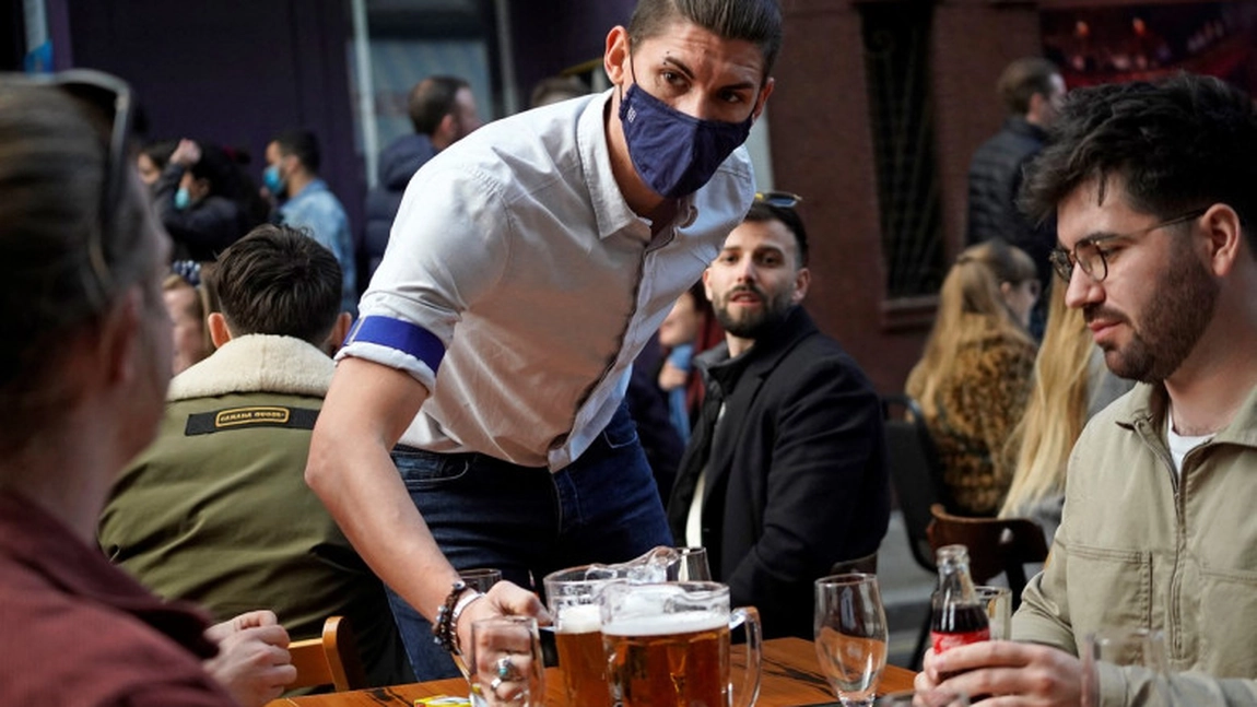 Restaurantele ar putea permite accesul doar persoanelor vaccinate! Pașaportul COVID-19 este funcțional și în România