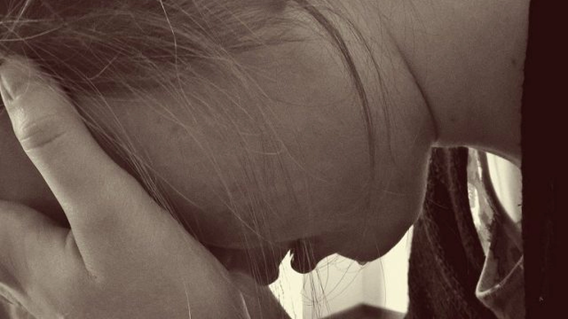 Fată de 24 de ani, răpită, sechestrată și violată de doi tineri. Unul dintre ei are 15 ani