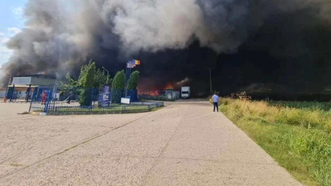 Incendiu la un depozit de PET-uri, la Alba Iulia. Mesaj Ro-Alert, trimis cetățenilor - FOTO, VIDEO