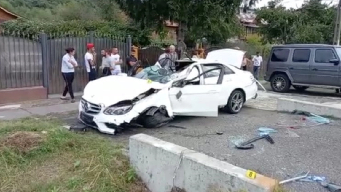 O mamă și-a rănit ambii copii, după ce a intrat cu Mercedesul într-un cap de pod, în Argeș. Bolidul, făcut zob