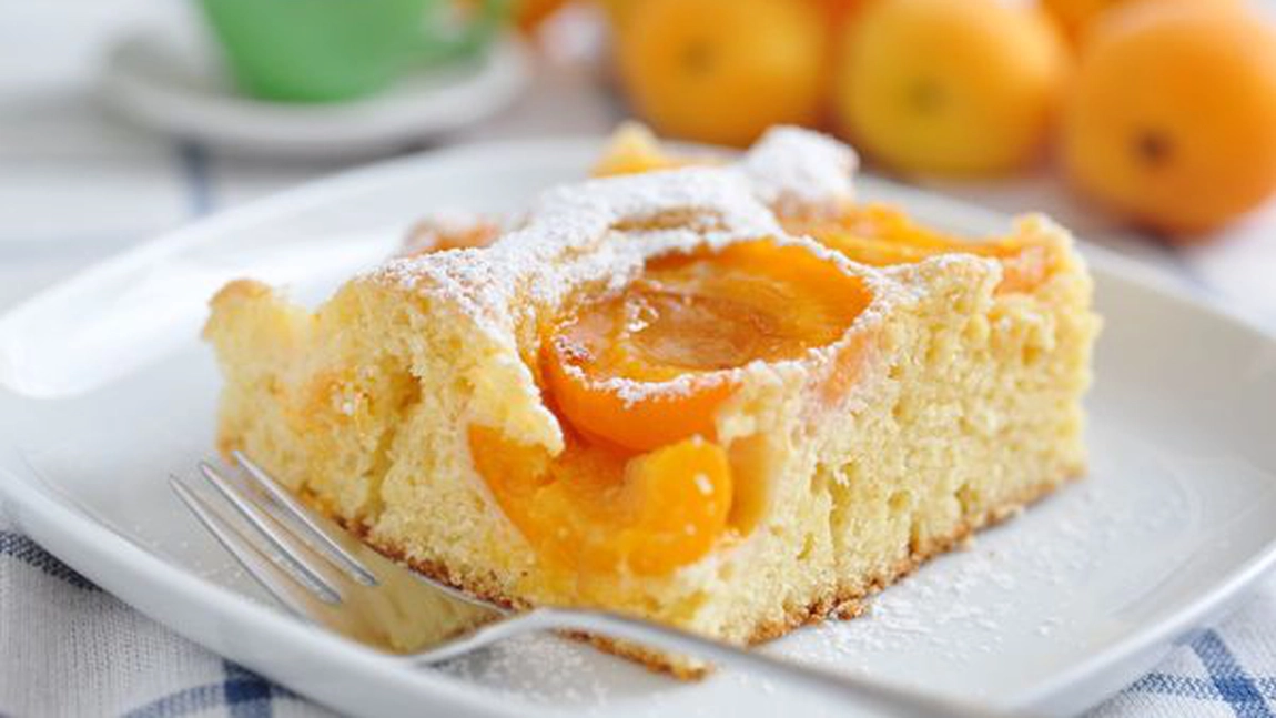 Prăjitura cu caise, un desert pufos și răcoros! Iată ce ingredient trebuie să folosești, pentru un blat extrem de aromat