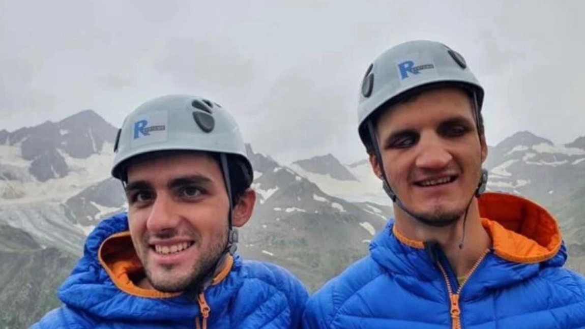 Doi sportivi aproape orbi au urcat pe cel mai înalt vârf muntos din Europa