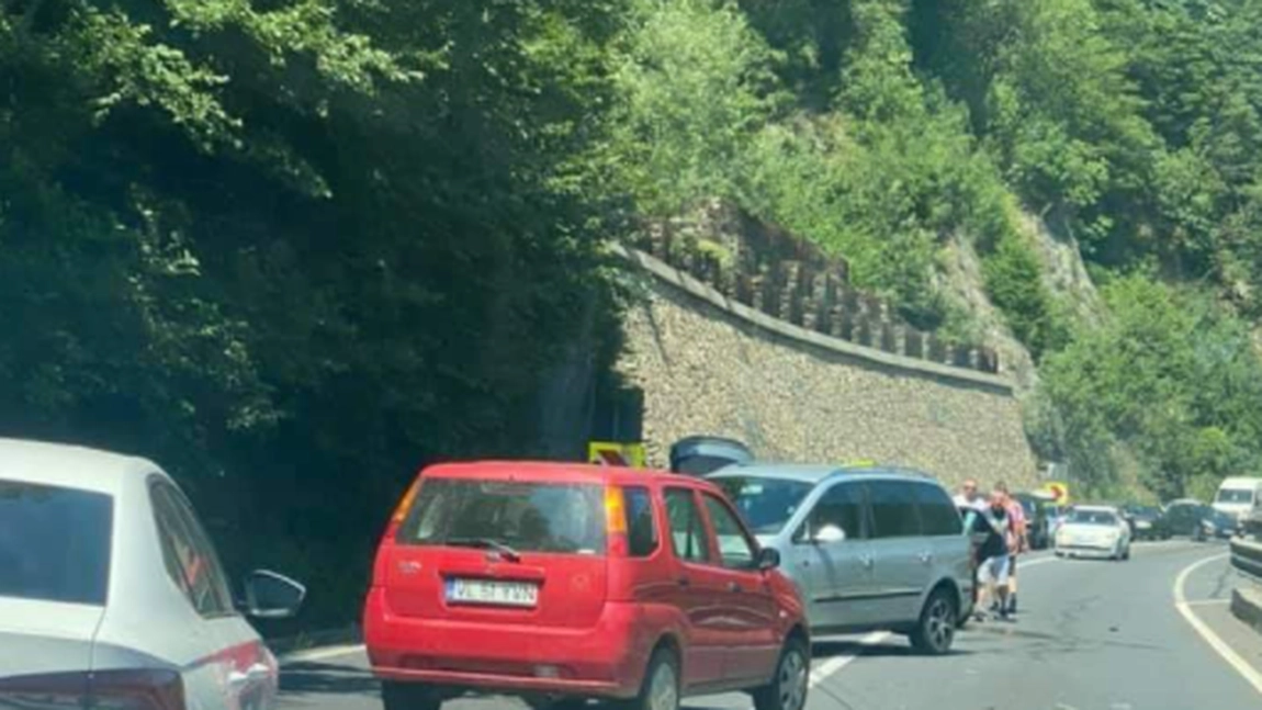 Accident grav la limita dintre județele Sibiu și Vâlcea. Au fost implicate patru mașini. Un șofer a intrat pe contrasens-FOTO