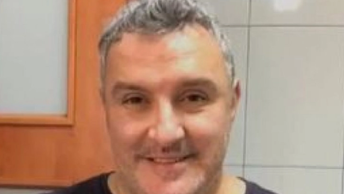 El este soţul educatoarei ucise într-un apartament din Capitală. Toată poliţia îl caută