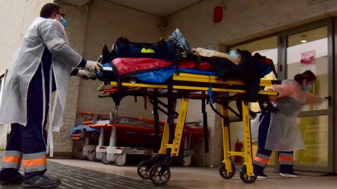 Descoperire macabră într-un oraș din România. Un bărbat cu arsuri pe 75% din suprafața corporală a fost găsit abandonat