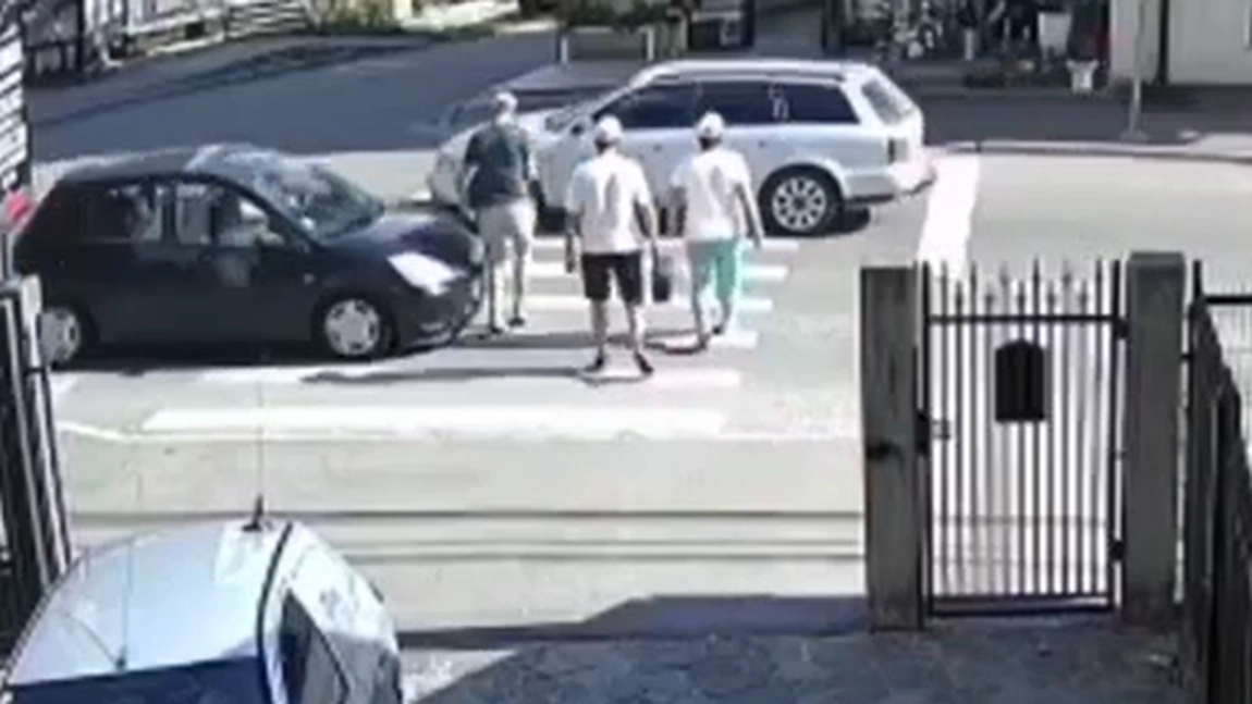 Trei bărbați, spulberați de o mașină chiar pe trecerea de pietoni