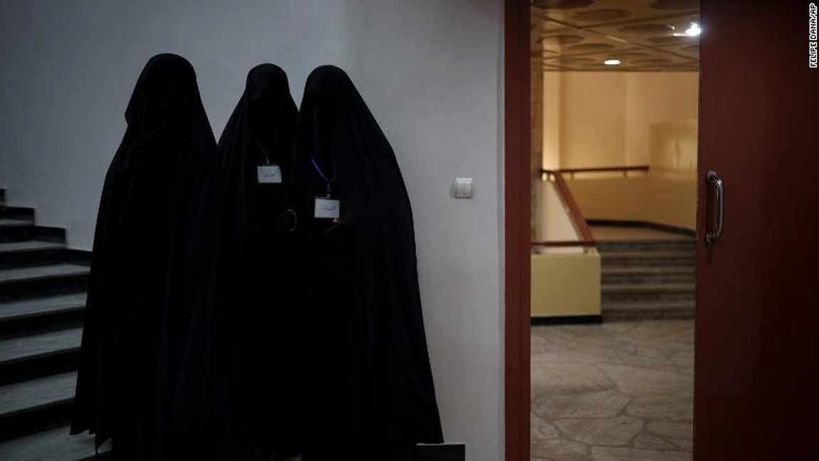 Femeilor afgane li s-a interzis, de către talibani, să predea sau să frecventeze Universitatea din Kabul, Afganistan