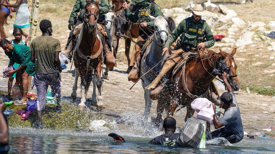 Trimisul SUA din Haiti şi-a dat demisia! Susţine că este inuman ca America să deporteze oamenii care au fugit din fața cutremurului! Americanii i-au gonit cu caii pe migranți - FOTO