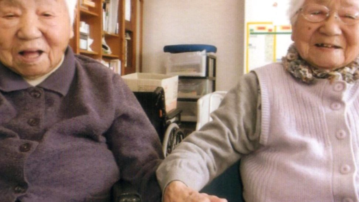 Două gemene de 107 ani din Japonia au intrat în Cartea Recordurilor. Cum arată acestea