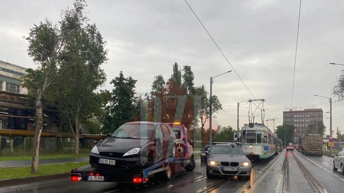 Accident rutier pe Calea Chişinăului. Circulaţie blocată, după ce unui autoturism i s-a rupt o roată - EXCLUSIV, FOTO