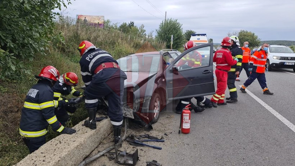 Accident rutier la Sârca. A încercat să evite un şofer care efectua o depăşire fără să se asigure şi a intrat într-un cap de pod. Două persoane rănite - EXCLUSIV, FOTO, VIDEO, UPDATE