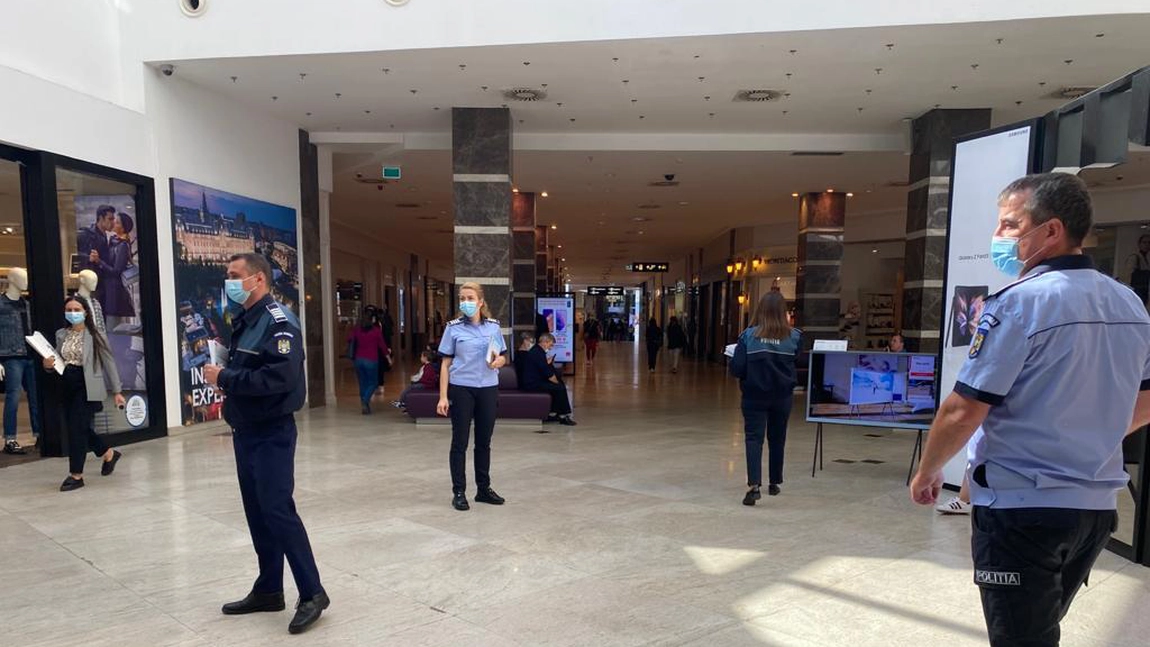 O nouă întâlnire într-un centru comercial a poliţiştilor ieşeni cu părinţii şi bunicii, în cadrul proiectului VACANŢA S-A TERMINAT! - FOTO