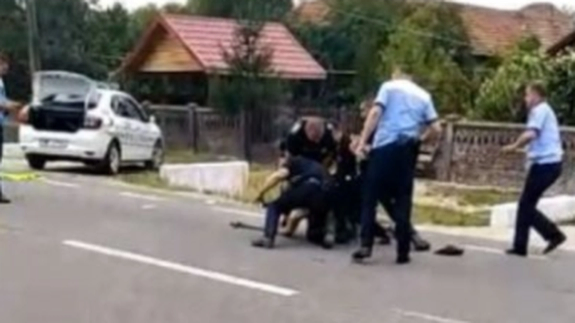Bărbat pus la pământ de opt poliţişti, după ce a lovit un agent cu parul şi a distrus maşina de Poliţie, în Gorj