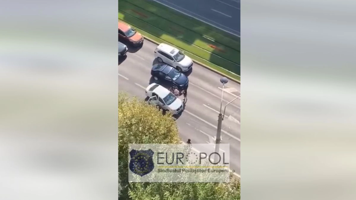 Klaus Iohannis le-a recomandat românilor golful, astfel mai multe persoane s-au bătut cu o crosă în mijlocul străzii - VIDEO