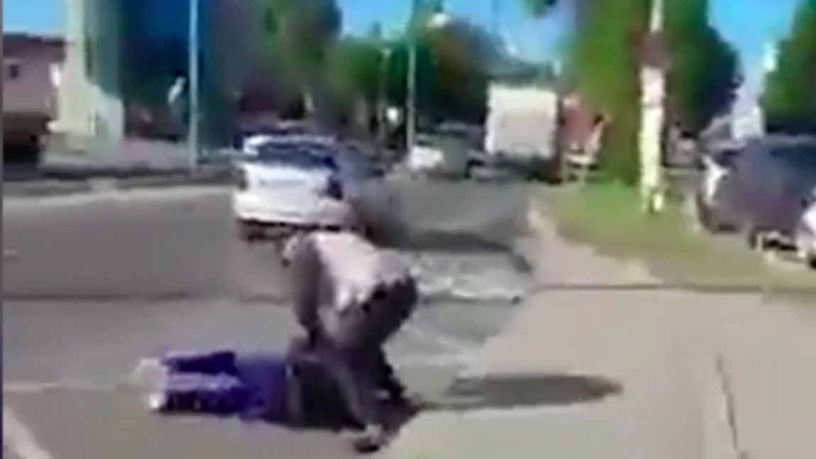Un călător prins fără bilet a fost bătut de către controlori. Martorii au filmat întreaga scenă - VIDEO