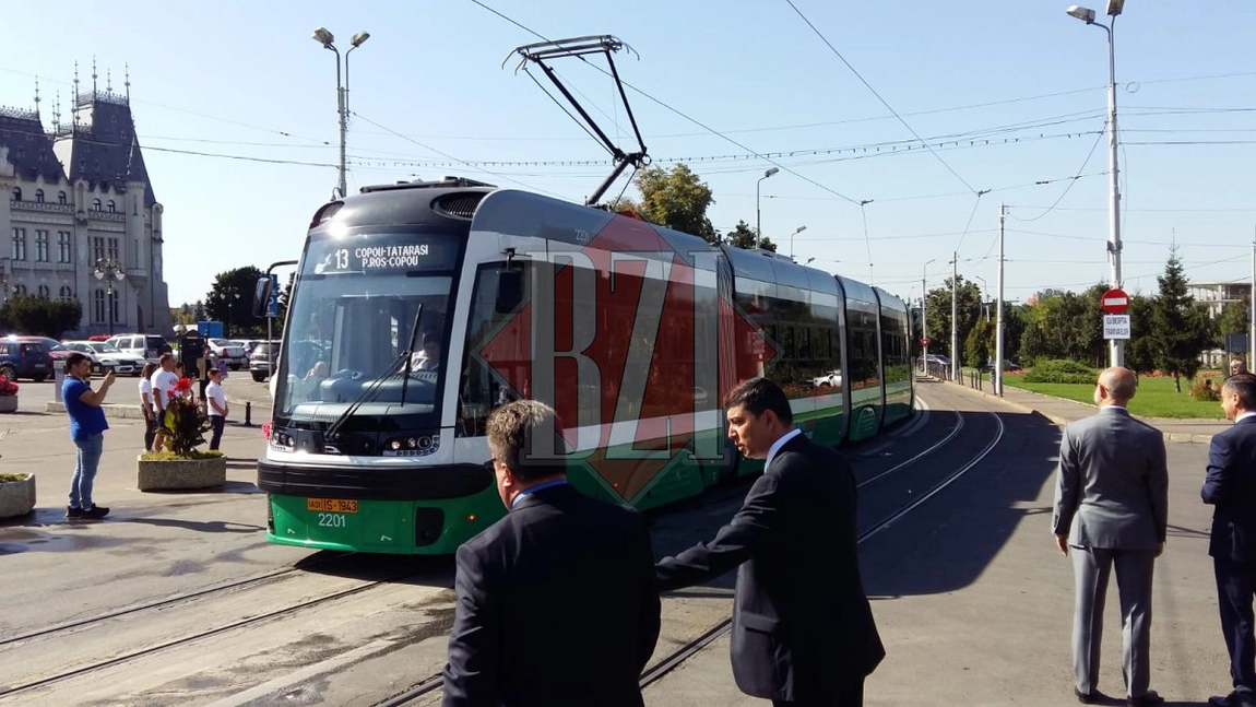 Tramvaiele PESA au intrat pe traseu, în Iași. Ambasadorul Poloniei s-a plimbat cu o garnitură între Palatul Culturii și Rond Agronomie - FOTO