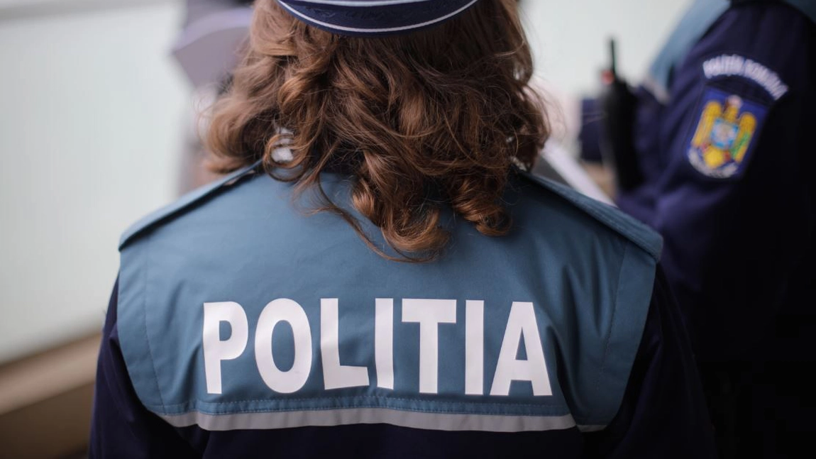 Poliţistă, ameninţată cu moartea de un bărbat gol şi băut suprins în timp ce distrugea semnele de circulaţie, în Zalău