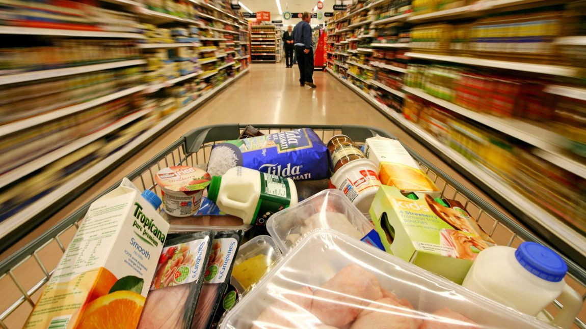 Vești rele pentru români! Se anunță scumpiri masive la alimentele de bază