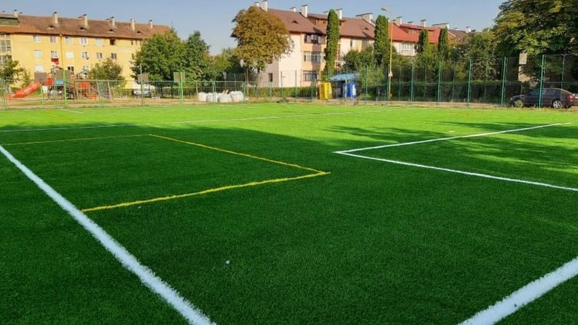 Două firme se bat pentru un contract de 2 milioane de euro! Primăria Iași vrea să modernizeze terenurile de sport din curtea școlilor