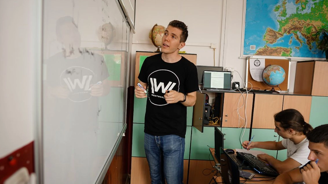 Cum ajungi sa castigi 10.000 euro pe luna ca programator in Romania?