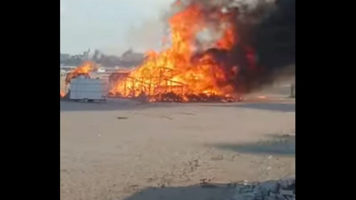 Niște copii din Constanța au dat foc la un bar de pe faleză: „Incendiul avea deja 5 metri” - VIDEO