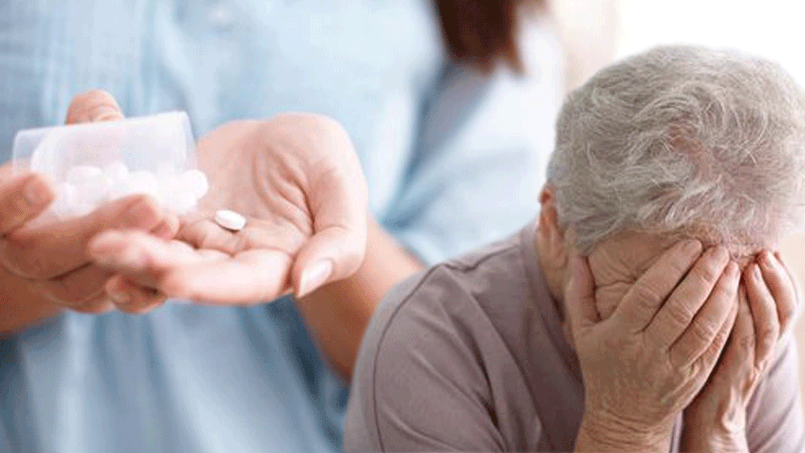 Pensionară din Iași, jefuită în propria casă de o escroacă! Victima, o ieșeancă de 85 de ani, adormită cu somnifere. Agresoarea a apelat la mila octogenarei într-o biserică, spunând că are o nepoată care suferă de cancer