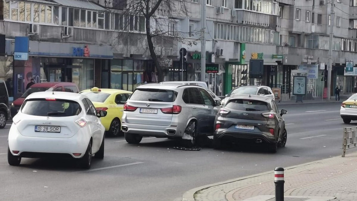 Accident rutier pe bulevardul Independeței. Două mașini au intrat în coliziune -EXCLUSIV