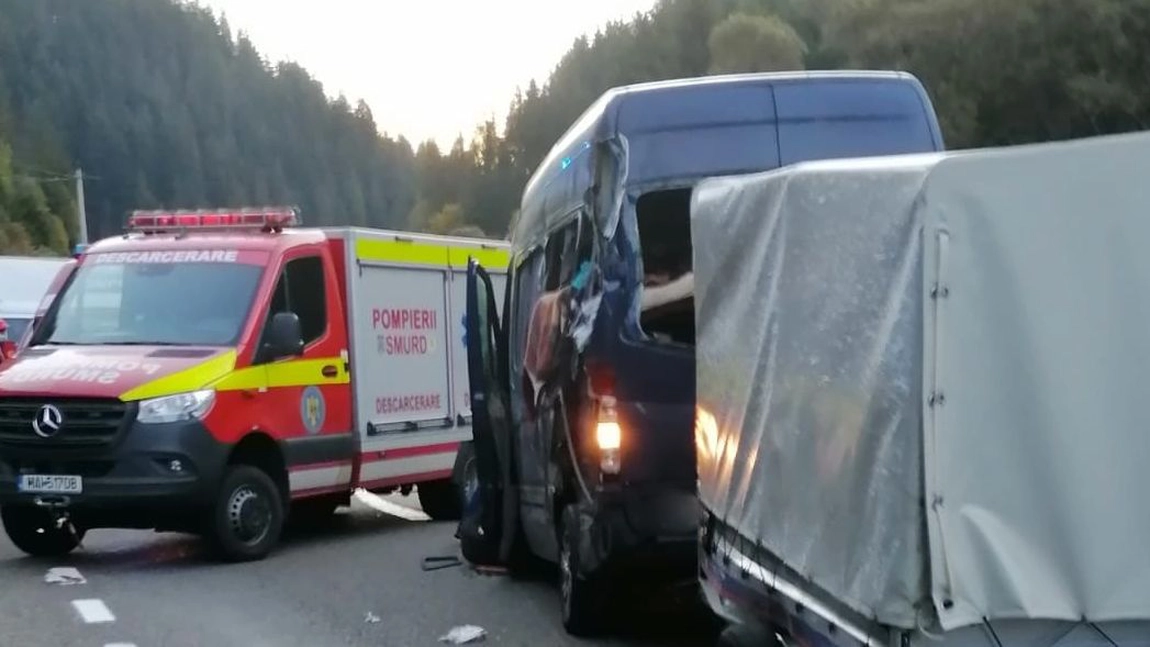 Grav accident rutier în Suceava! O persoană a murit după ce un TIR a intrat într-o maşină