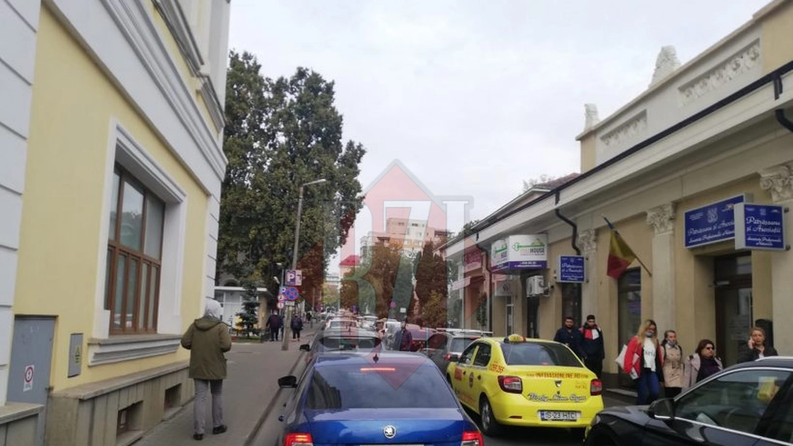 Aglomeraţie pe strada Vasile Alecsandri din Iaşi. Maşinile circulă bară la bară - FOTO