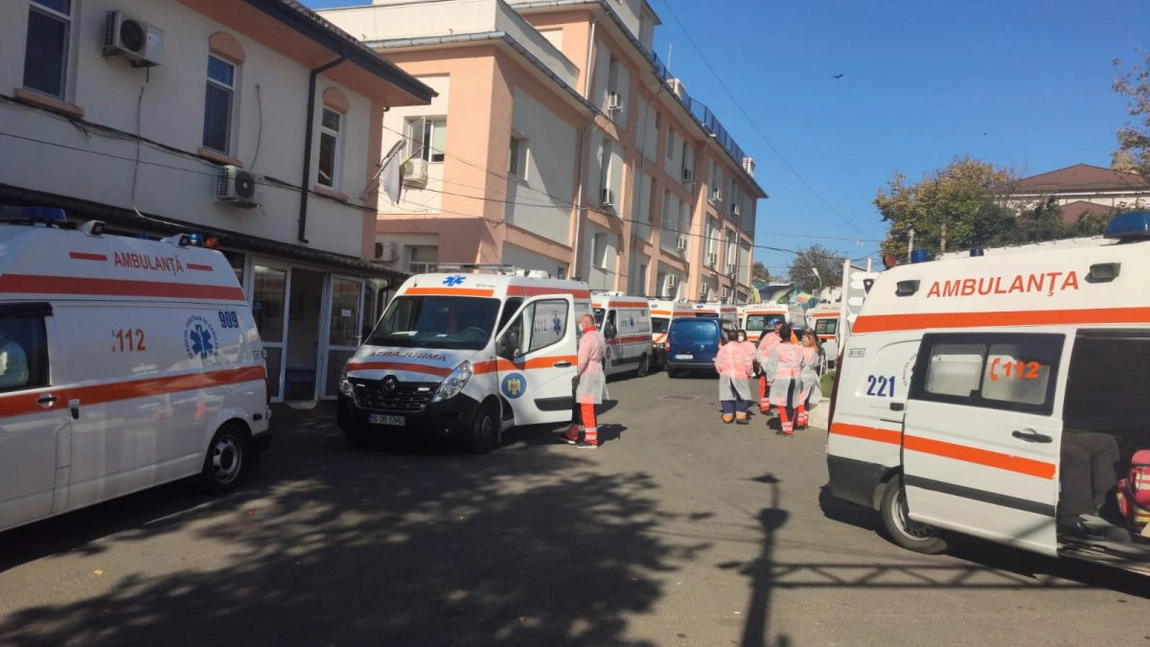 Situație alarmantă! Curtea Spitalului de Boli Infecțioase ,,Sf. Parascheva'' Iași este asaltată și ocupată în totalitate de ambulanțe