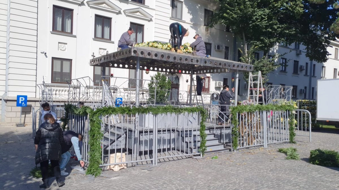Baldachinul în care vor fi aşezate moaştele Sfintei Cuvioase Parascheva a început să fie împodobit