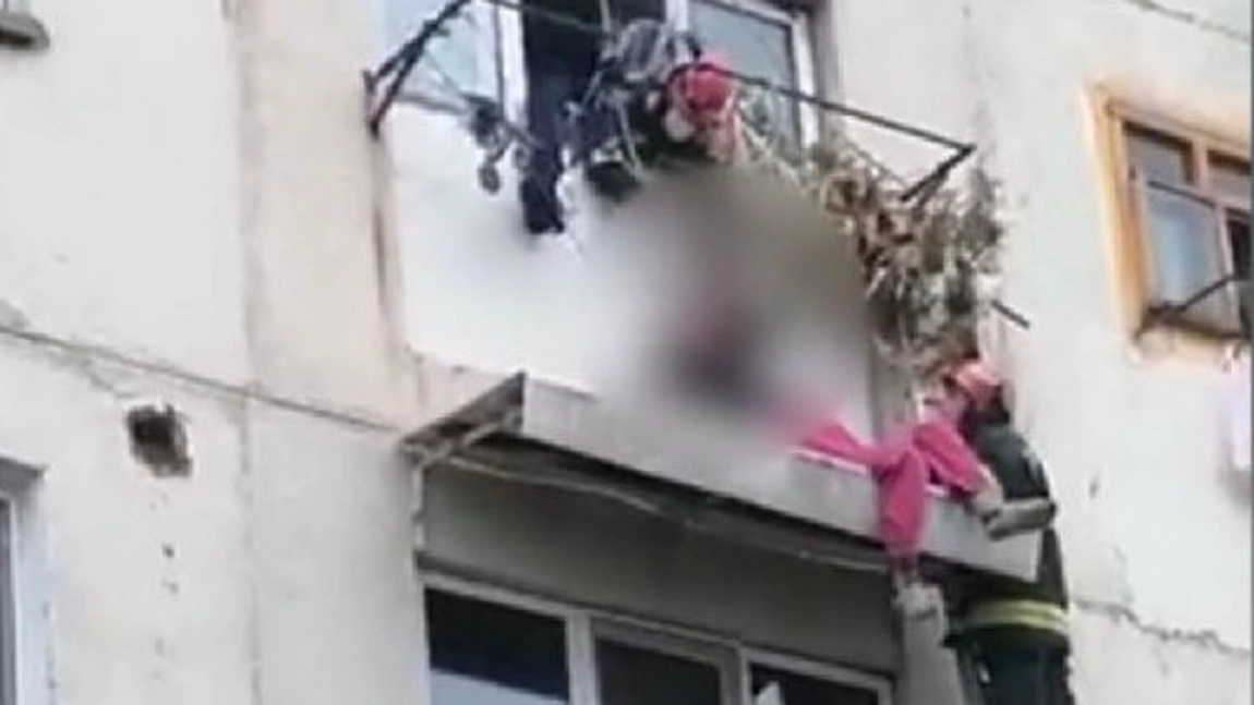 Un bărbat de 62 de ani a supravieţuit, după ce a căzut de la etajul 4 al unui bloc din Rovinari