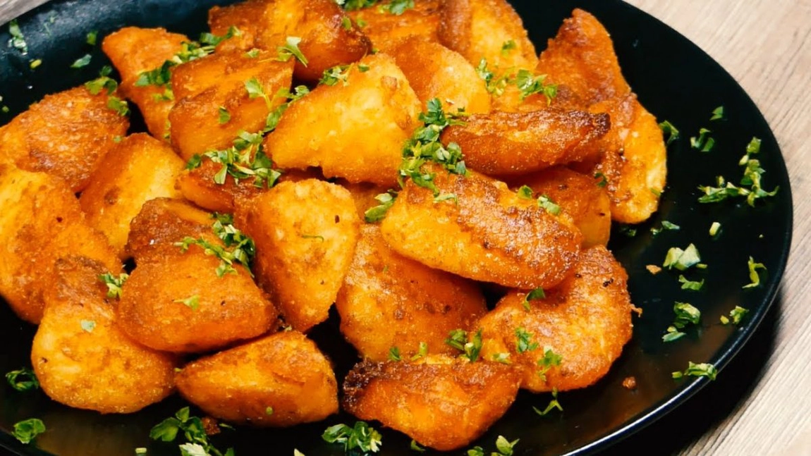 Cum se prepară cea mai delicioasă rețetă de cartofi aurii la cuptor