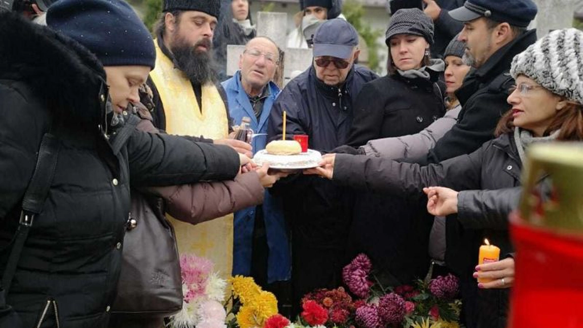 Ce se împarte la parastas de 6 luni: Ce reguli trebuie să respecți potrivit tradiției!