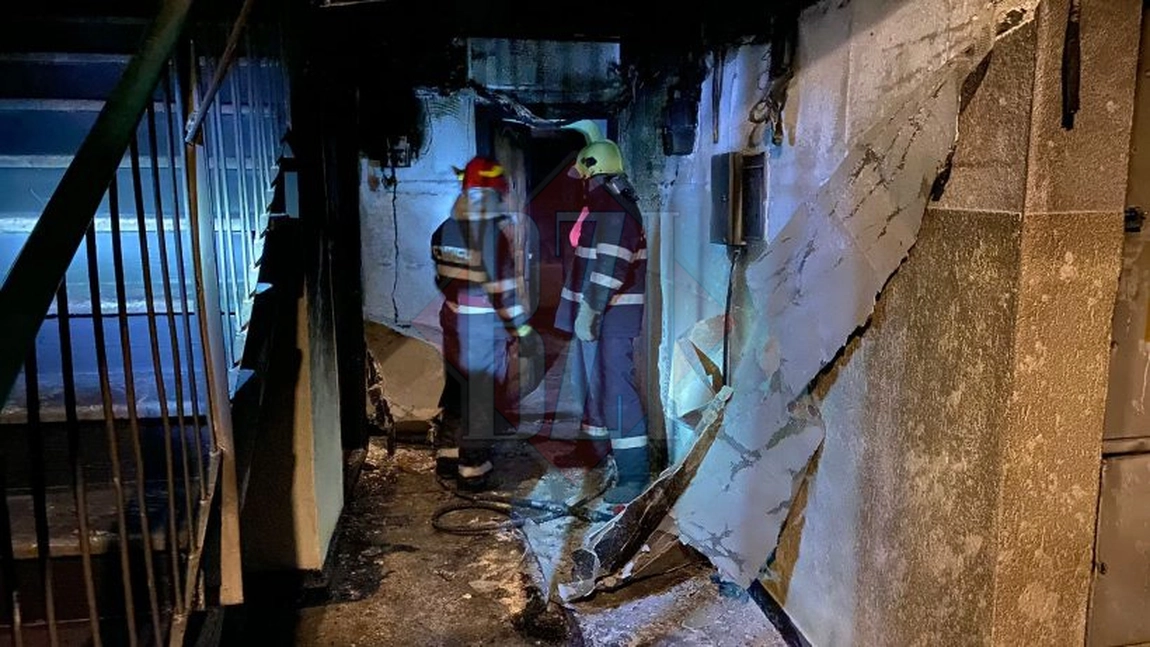 Panică într-un bloc din Iaşi! O tânără s-a trezit în miez de noapte cu uşa apartamentului în flăcări. Ar fi vorba despre o răzbunare (Exclusiv) - GALERIE FOTO, VIDEO