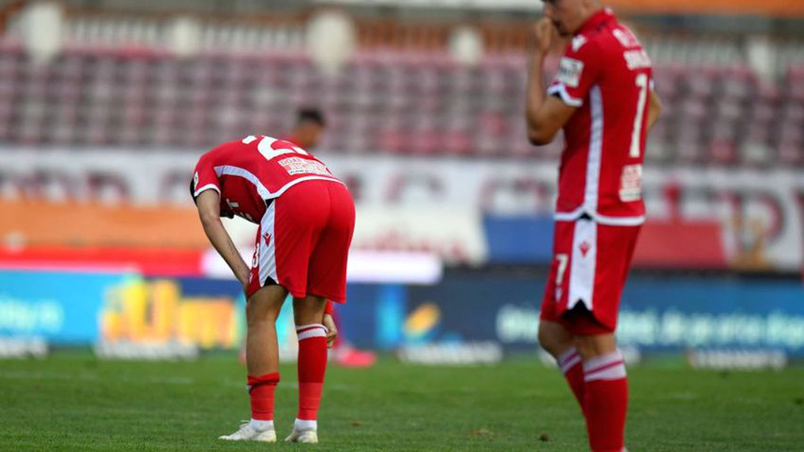 Scene de groază la meciul Dinamo-Rapid: Un jucător s-a prăbușit pe teren, a fost urcat în ambulanță cu masca de oxigen pe față