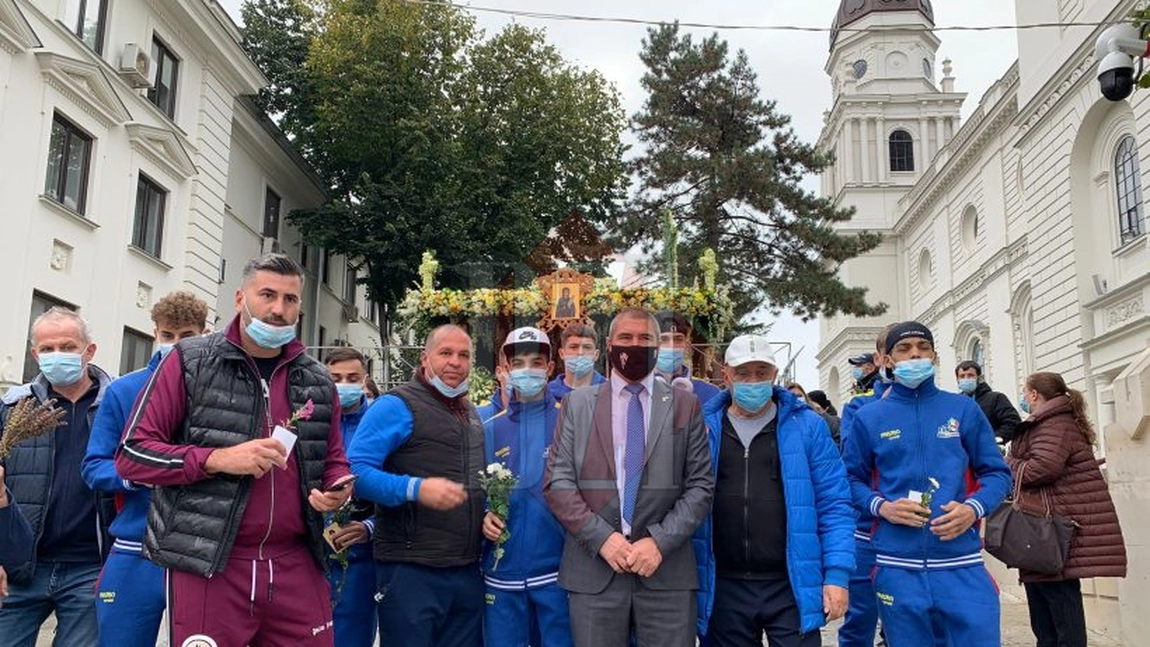 Federația Română de Box a venit să se închine la Moaștele Sf. Parascheva înainte de marele meci de la europene -FOTO, VIDEO